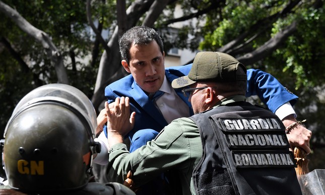Guarda bolivariano tenta impedir Juan Guaidó de entrar na Assembleia Nacional da Venezuela