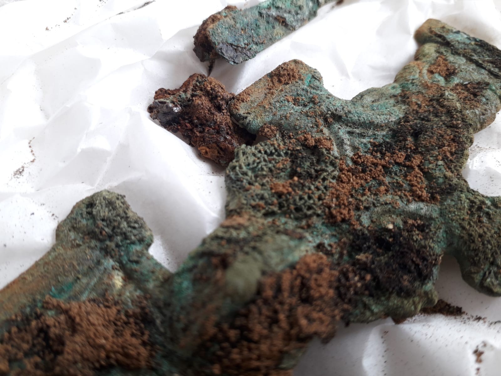 Restos de tecido preservados em broche anglo-saxão (Foto: Mola)