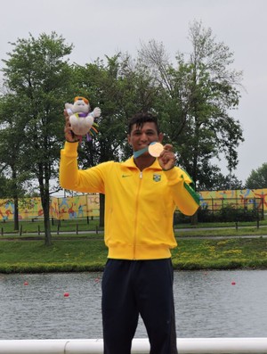 Isaquias recebe sua segunda medalha de ouro no Pan de Toronto (Foto: Divulgação/Confederação Brasileira de Canoagem)