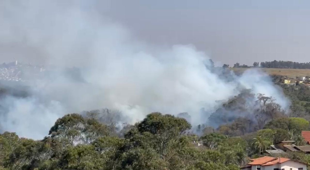 Incêndio em área de mata às margens de rodovia entre Valinhos e ...