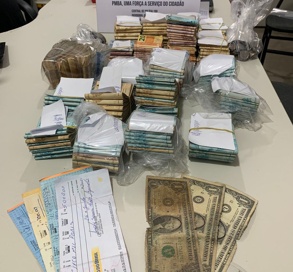 Mais de 60 pessoas são detidas em rinha de galo no sudoeste da BA; R$ 200 mil foram apreendidos — Foto: Divulgação/Polícia Militar-BA
