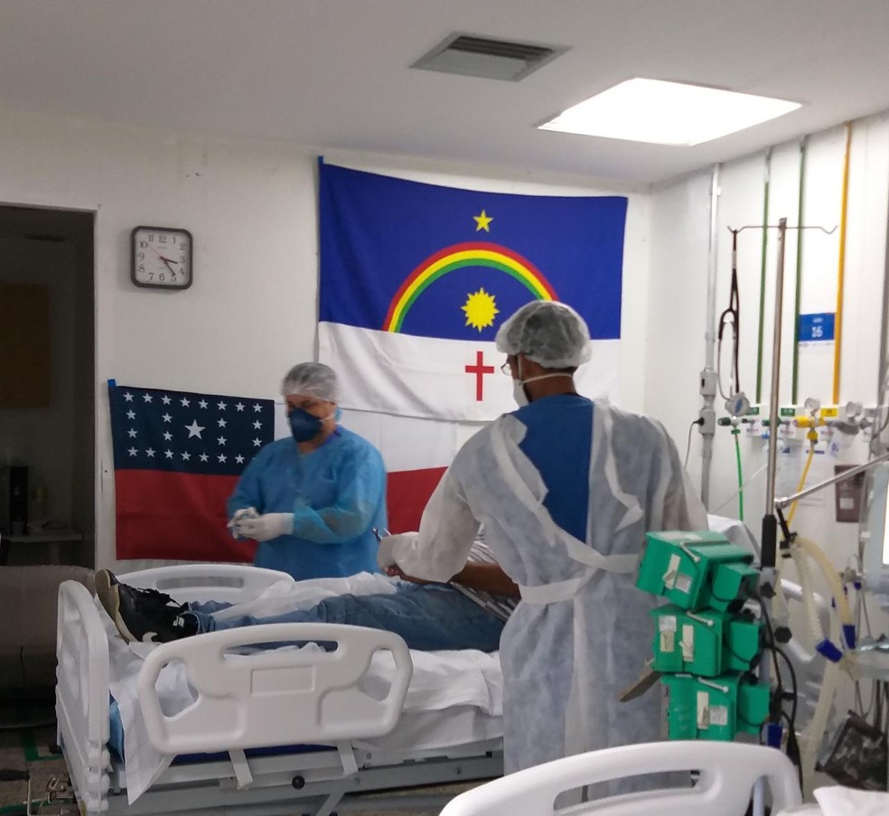 Bandeiras de Pernambuco e do Amazonas próximas a um dos pacientes de Manaus — Foto: Hospital de Referência à Covid-19 unidade Boa Viagem/Divulgação