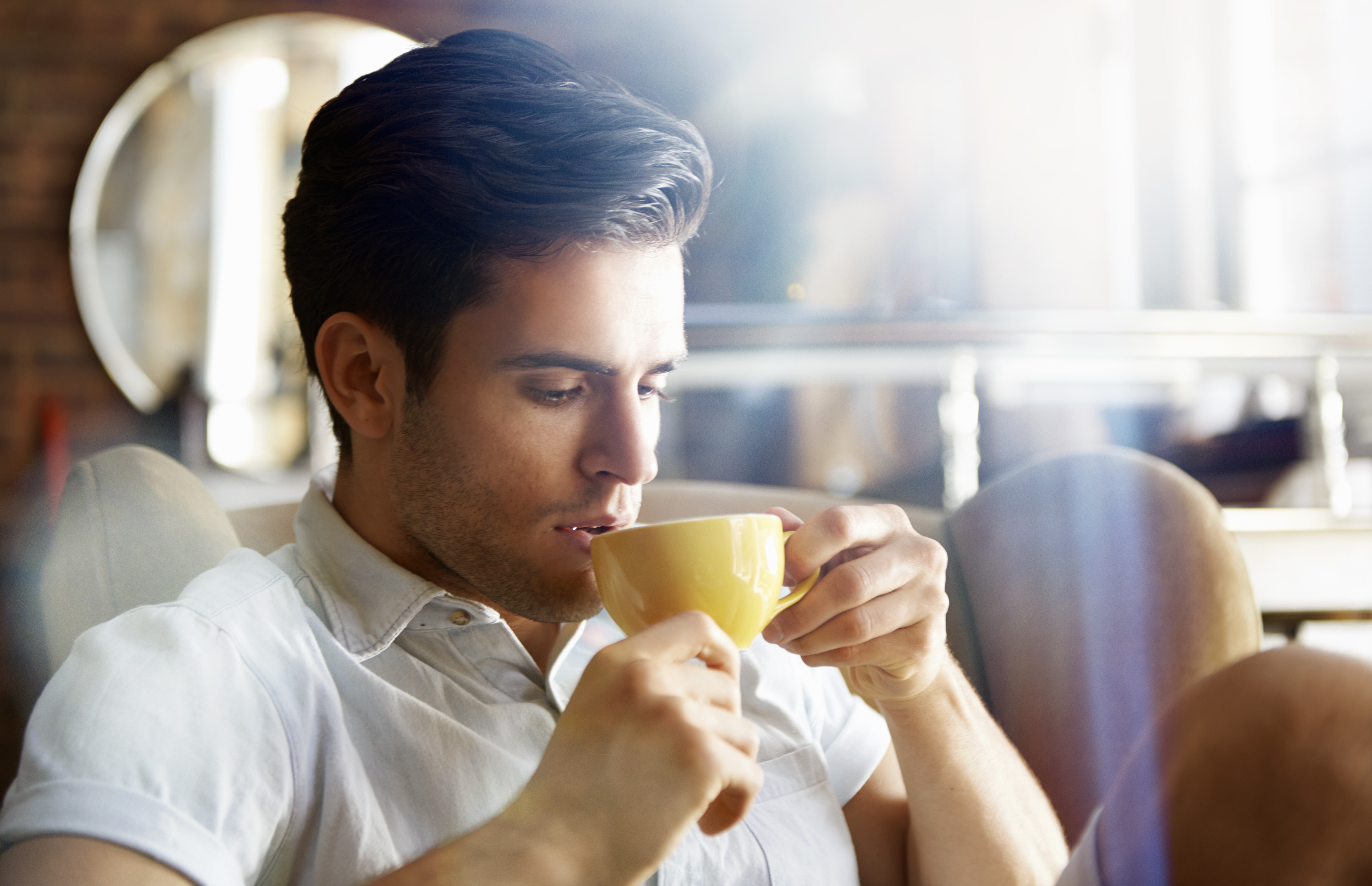 Homem tomando café (Foto: Getty Images )