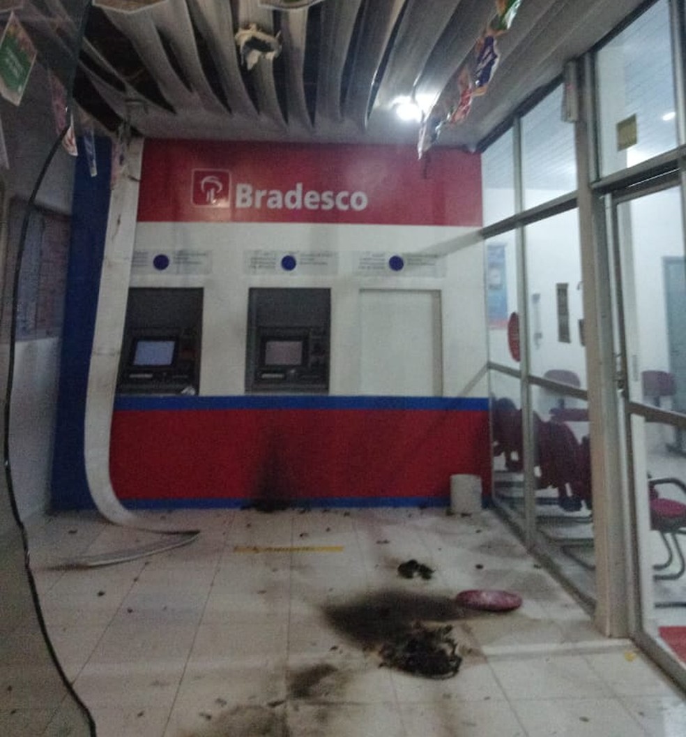 Banco em Caracaraí também foi alvo de ataque; grupo jogou coquetel molotov no prédio, segundo a PM (Foto: Arquivo pessoal )