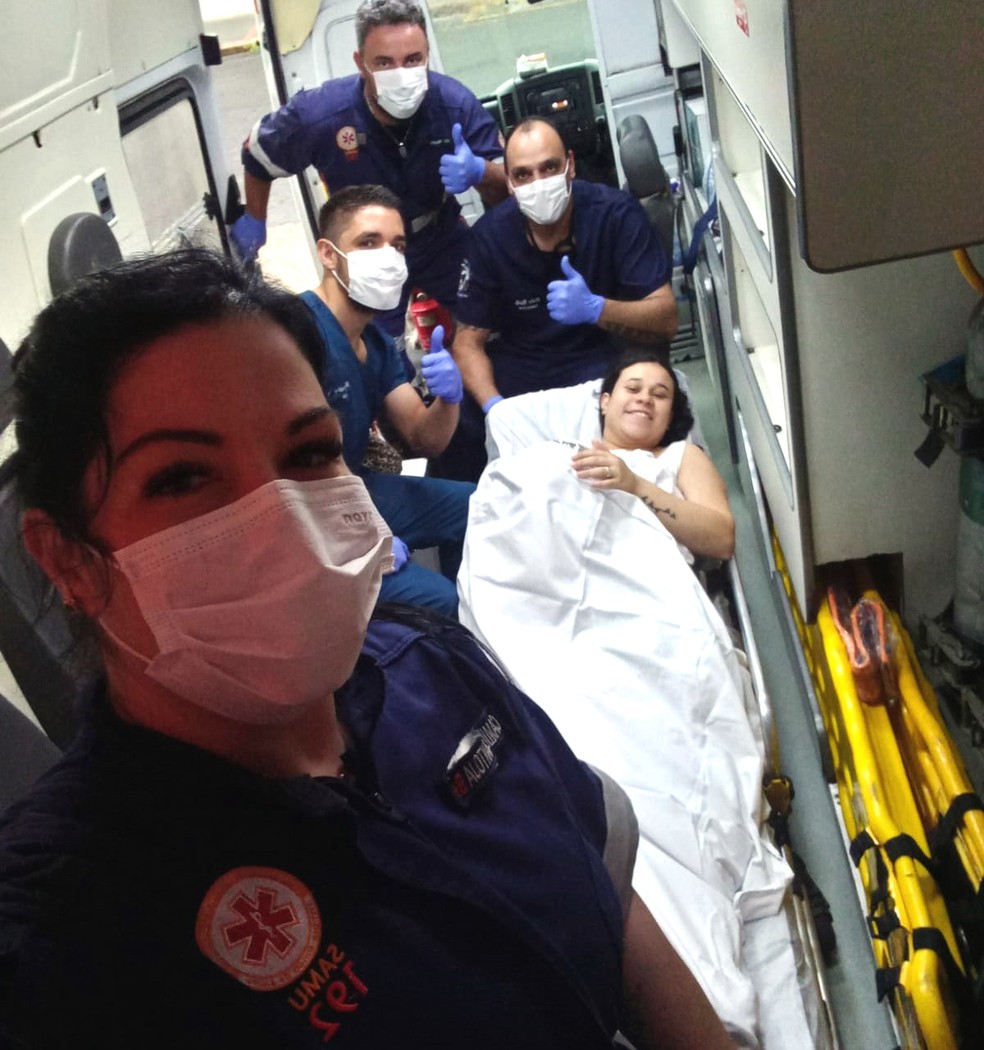 Após parto em escadaria, equipe do Samu levou mãe e filho para o hospital — Foto: Divulgação/ Prefeitura de Piracicaba