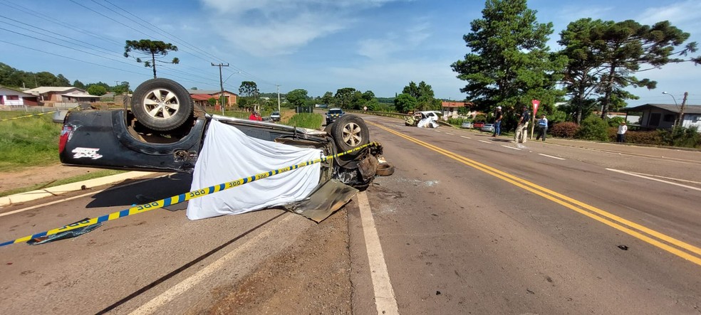 Carro acidentado em Mato Castelhano — Foto: Jeferson Barbosa/RBS TV