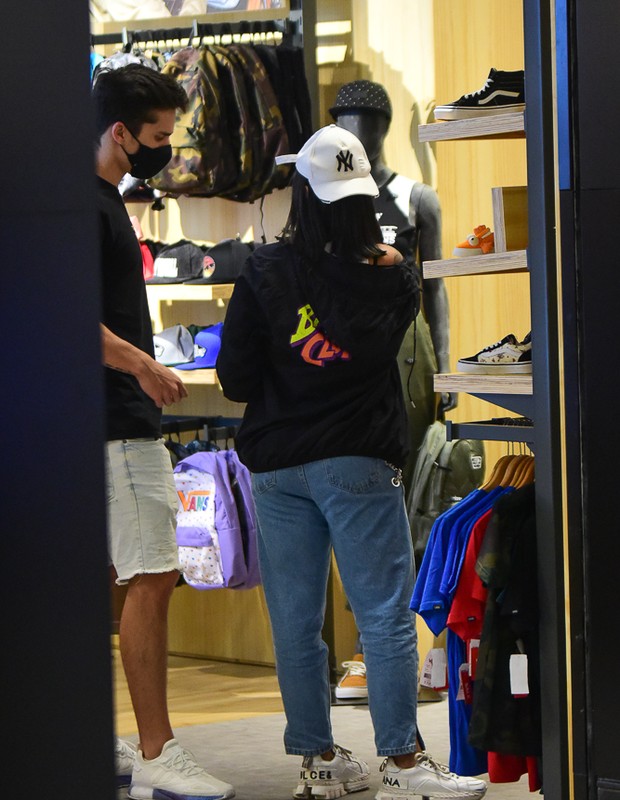 Flay e Pedro Maia fazem compras em shopping de SP (Foto: Leo Franco/Agnews)