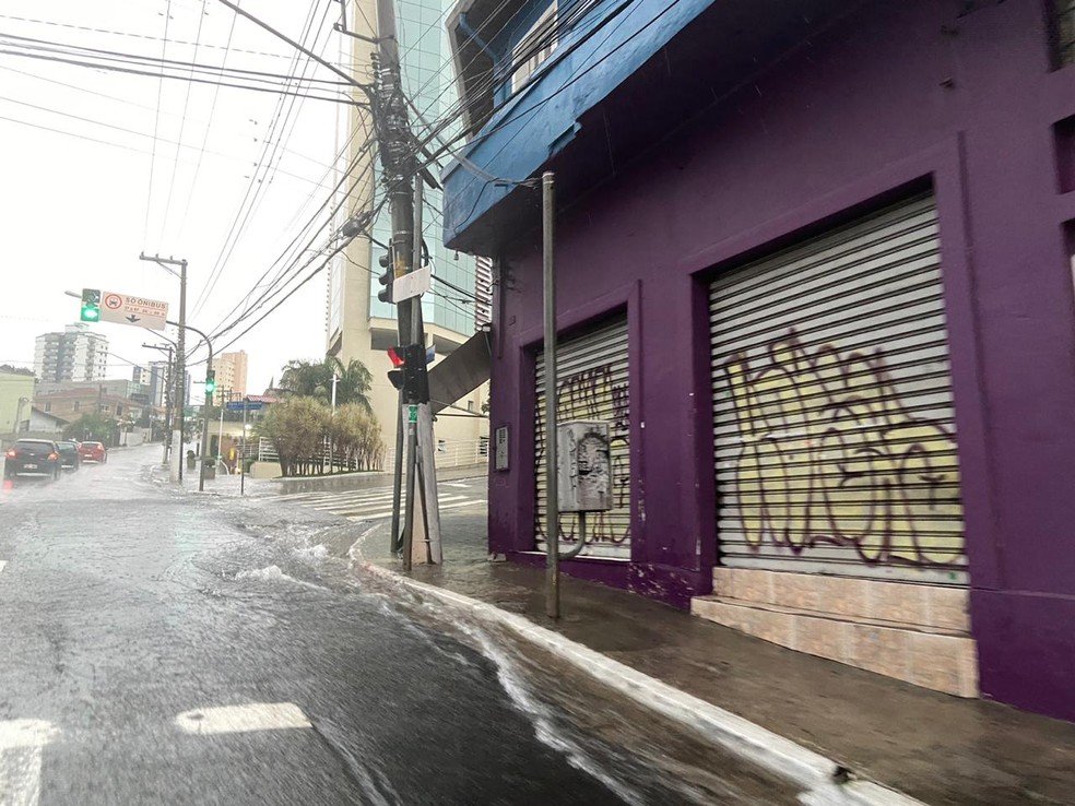 Chuva na Avenida Nova Cantareira, Zona Norte de SP — Foto: Patrícia Figueiredo/G1