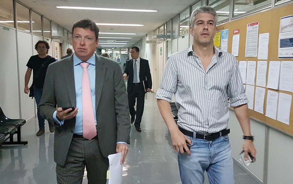 Gustavo Corrêa (à dir.), cunhado da apresentadora Ana Hickmann, chega ao Fórum Lafayette, em Belo Horizonte, para ser interrogado em processo sobre morte de fã (Foto: Pedro Ângelo/G1)