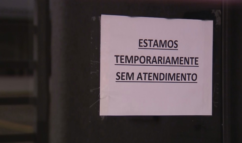 Agência está fechada há uma semana, segundo os moradores da região central de Botucatu — Foto: TV TEM/Reprodução