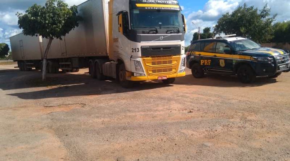 Caminhão com carga de derivados de leite é encontrado pela polícia minutos após ser roubado na BR-116 — Foto: Divulgação/PRF