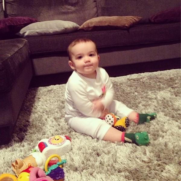 Helena, 9 meses, brincando no chão (Foto: Reprodução/Instagram)