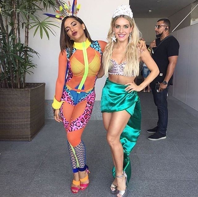 Anitta e Monique Alfradique antes da saída do Bloco das Poderosas (Foto: Instagram/Reprodução)