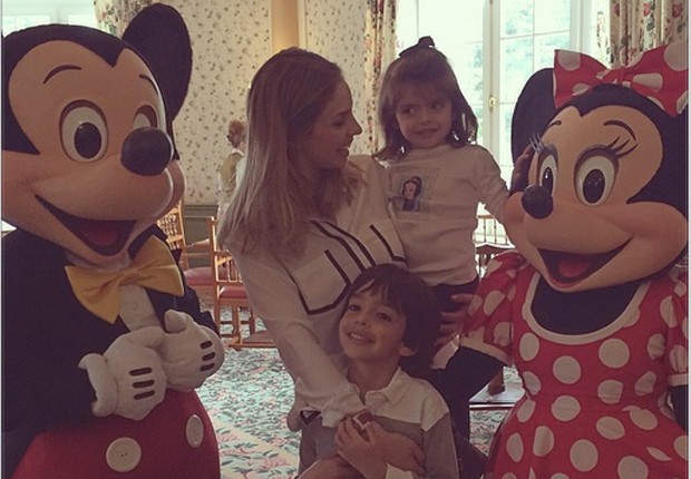 Carol Celico mostra encontro de Lucca e Isabella com Mickey e Minnie (Foto: Reprodução/Instagram)