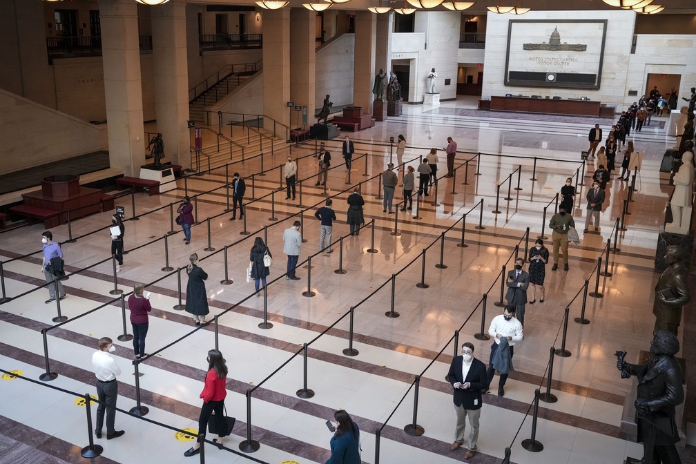 Pessoas esperam em fila para fazer teste de Covid-19 no Capitólio dos Estados Unidos, em Washington DC, em 10 de janeiro de 2022 — Foto: Getty Images via AFP