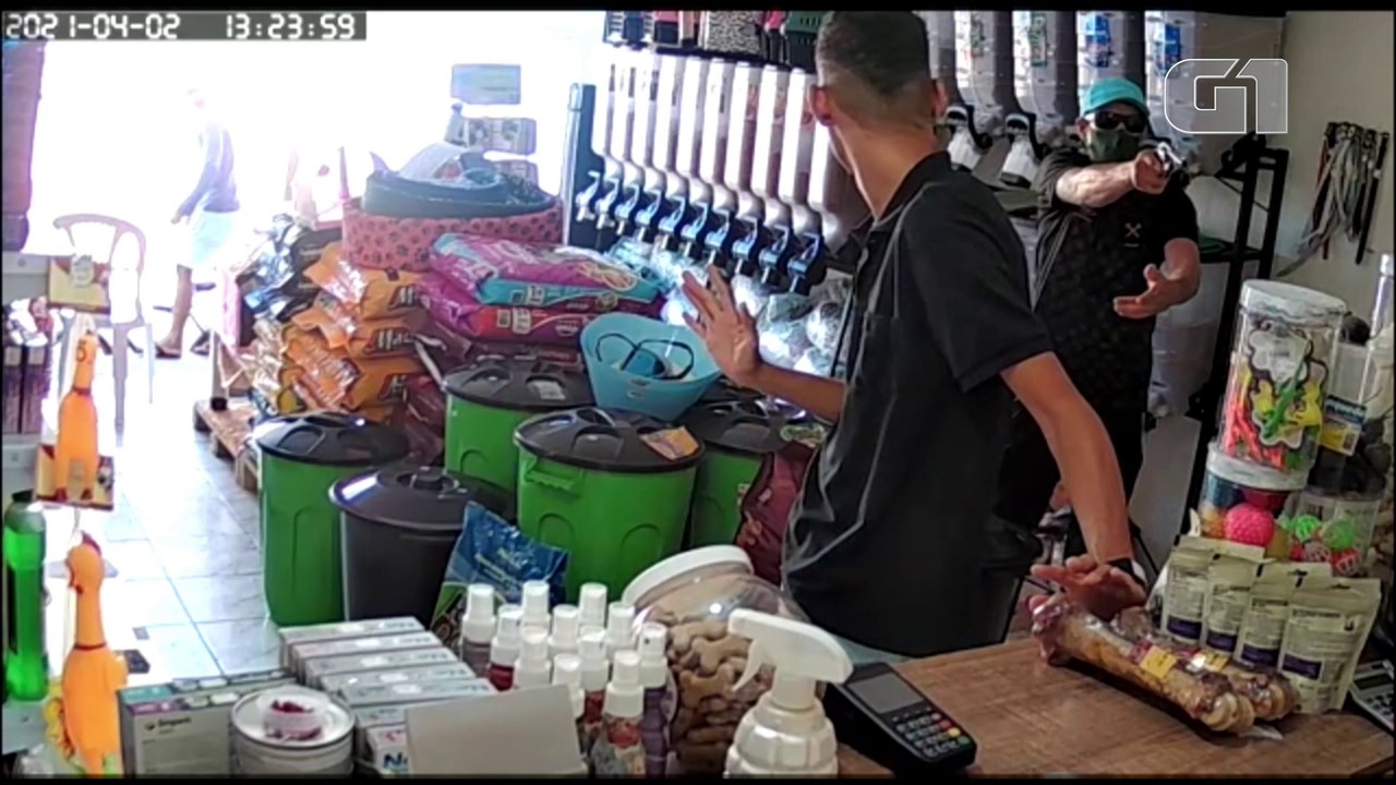 Vídeo mostra homem matando dono de loja durante assalto em Jaboatão