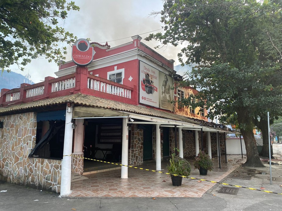 Bar fechou após pegar fogo, mas não parou de vender batidas