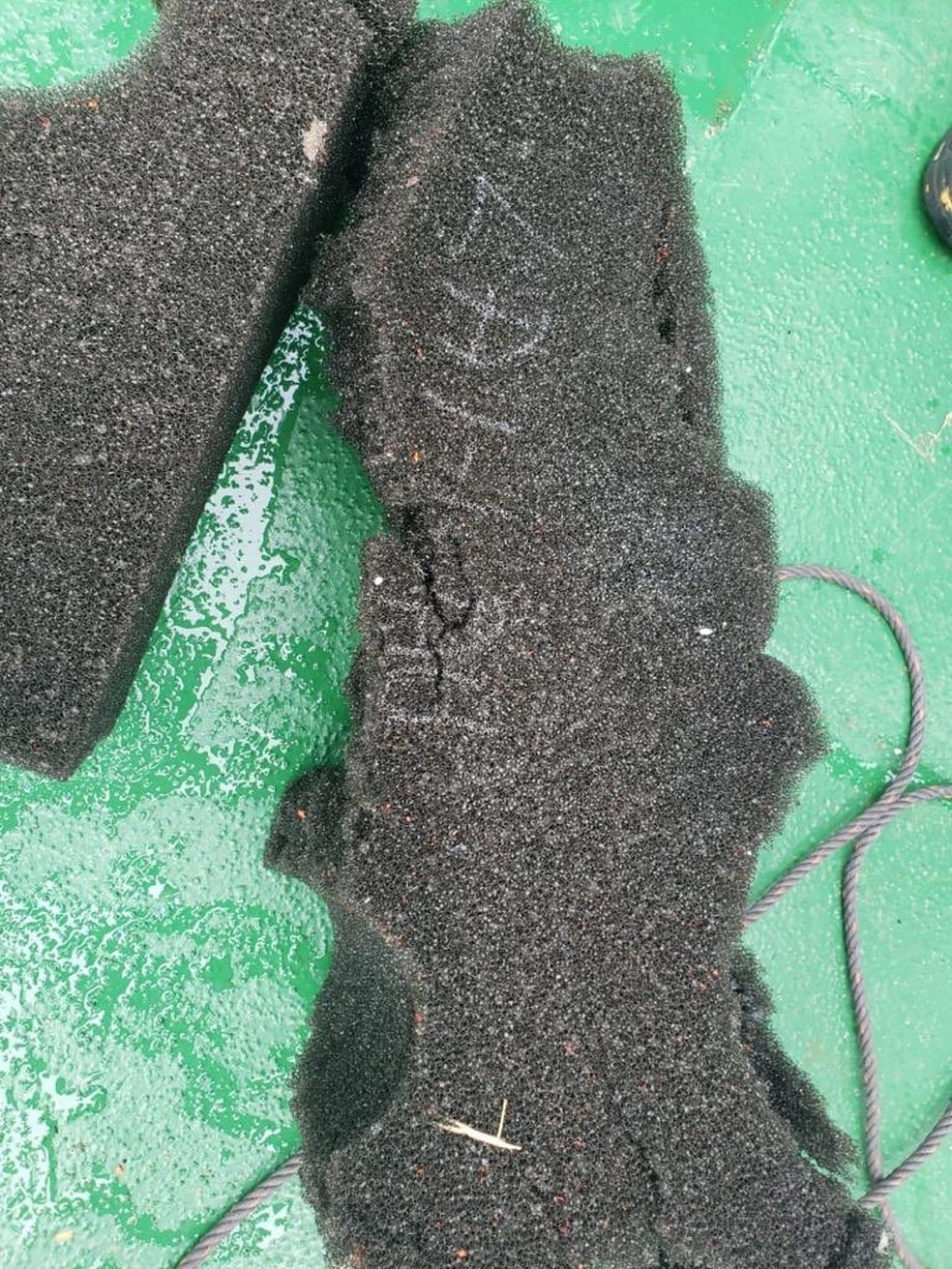 Imagem de pedaço de espuma encontrado pela Força Aérea do Chile e que pode ser do avião C-130 desaparecido — Foto: Reprodução/Twitter/Força Aérea do Chile