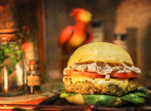 Vassoura Quebrada, a nova hamburgueria temática do universo da bruxaria  (Foto: Reprodução/ Instagram)