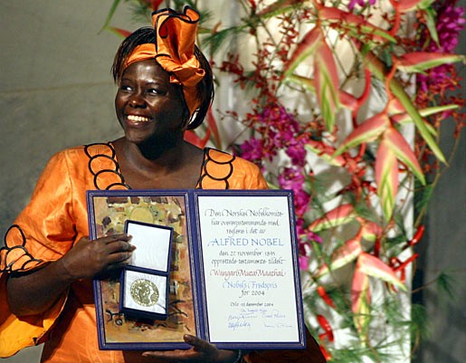 Wangari Maathai recebe o Prêmio Nobel (Foto: Nobel Prize)