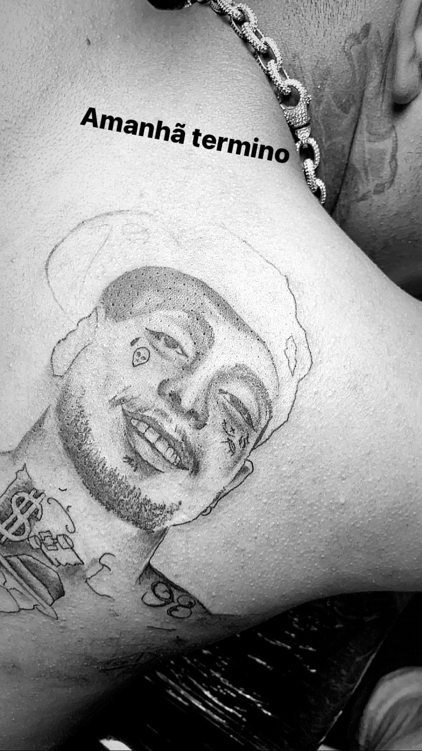 MC Brinquedo tatua rosto de MC Kevin nas costas (Foto: Reprodução)