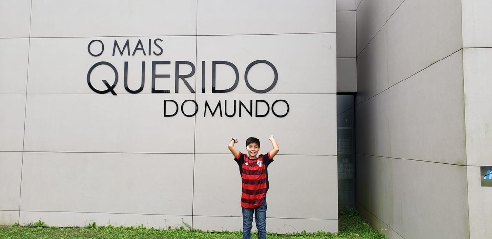 O pequeno Thiago estava muito feliz durante a visita às instalações do clube carioca na segunda — Foto: Daniele Carvalho/Arquivo Pessoal