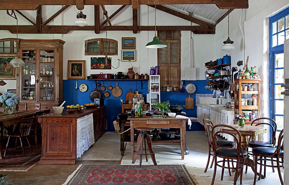 O rústico galpão foi transformado em casa pelo especialista em antiguidades Paulo Ribeiro Pereira. Na cozinha, os móveis são robustos, como os balcões de cedro e pinho-de-riga. Panelas e tábuas ficam expostas na parede metade azul