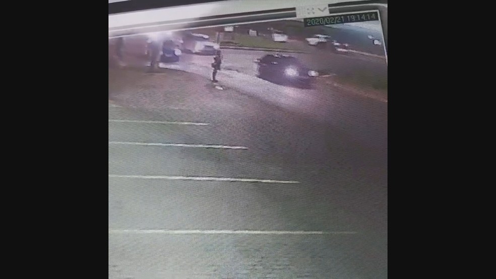 Motorista invade calçada no DF, atropela mulher e foge sem prestar socorro — Foto: Reprodução