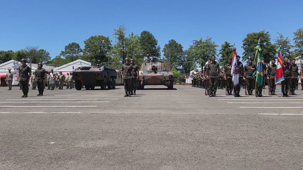 Militares durante doação de blindados do Brasil ao Uruguai em Santana do Livramento — Foto: Reprodução/RBS TV