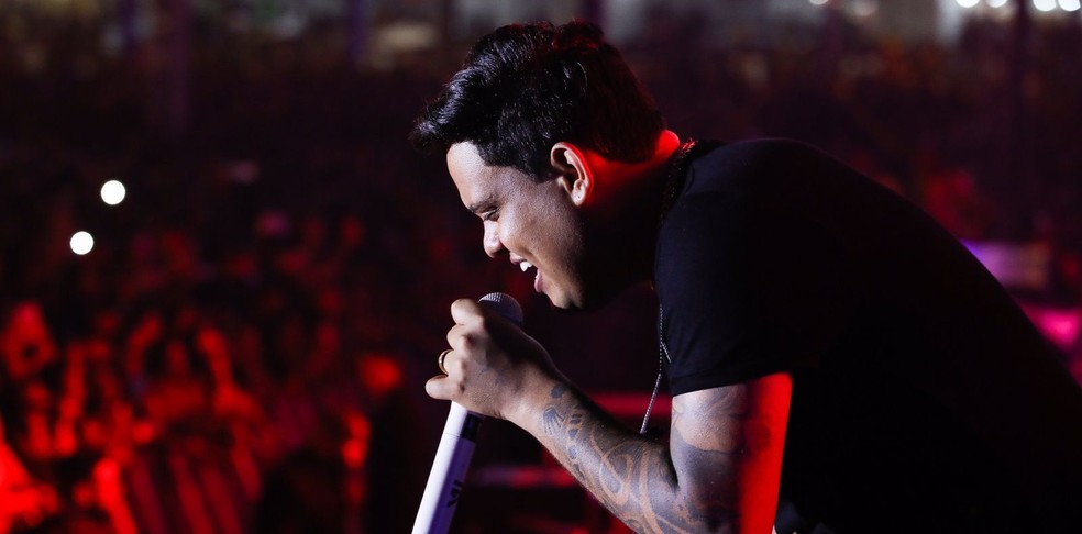 Thiago Aquino, fenômeno do arrocha, toca no réveillon de Maraú — Foto: Mateus Ross