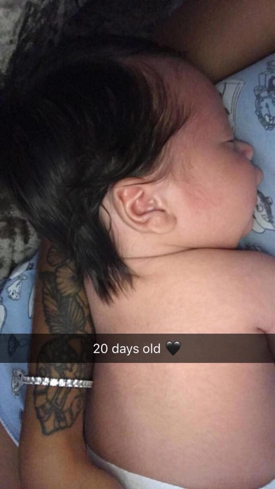 O bebê com 20 dias: olha o tamanho dos fios! (Foto: Reprodução/Instagram)