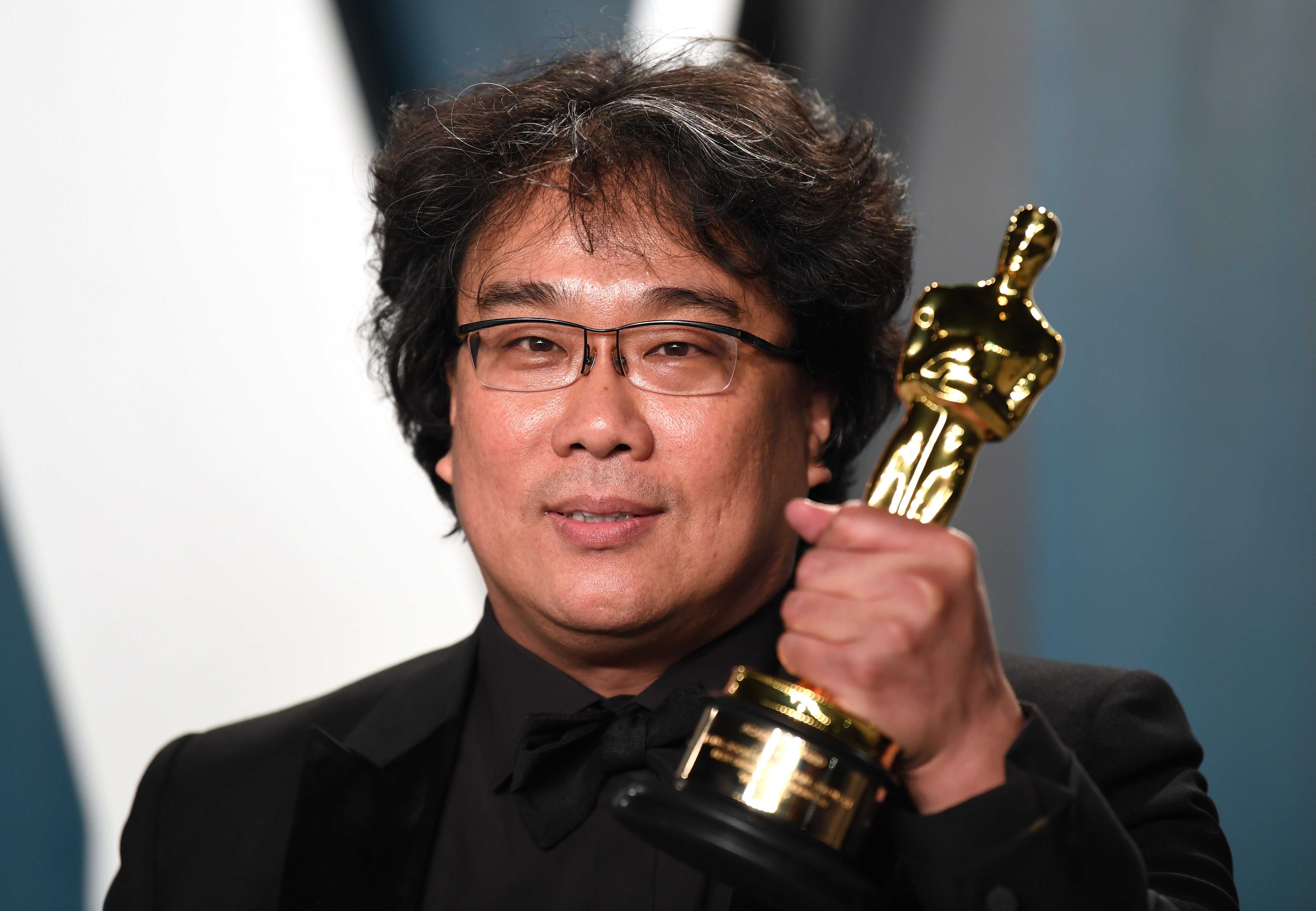 Bong Joon-ho com uma das quatro estatuetas vencidas por Parasita no Oscar (Foto: Getty Images)