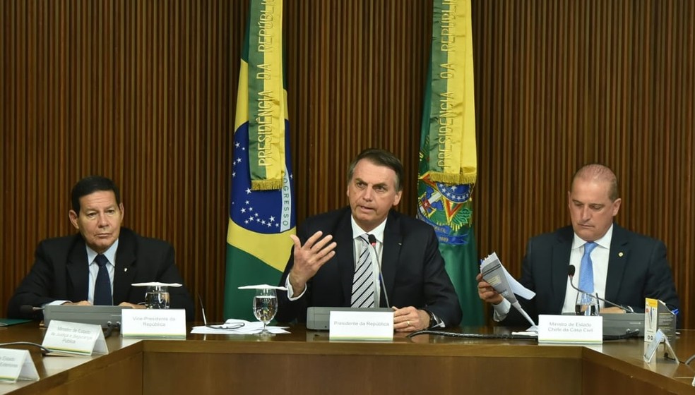 O presidente Jair Bolsonaro ao ministro Onyx Lorenzoni (Casa Civil) em reuniÃ£o ministÃ©rial; Onyx corrigiu informaÃ§Ã£o do presidente sobre aumento de IOF na primeira semana de governo â Foto: Rafael Carvalho/PresidÃªncia da RepÃºblica