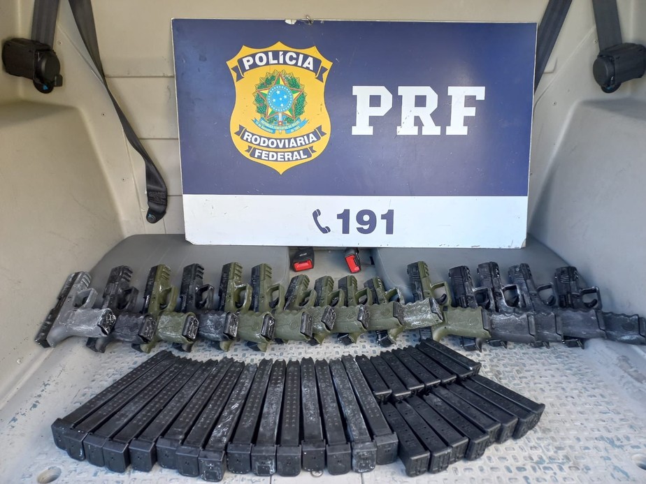 Pistolas e carregadores apreendidos pela PRF