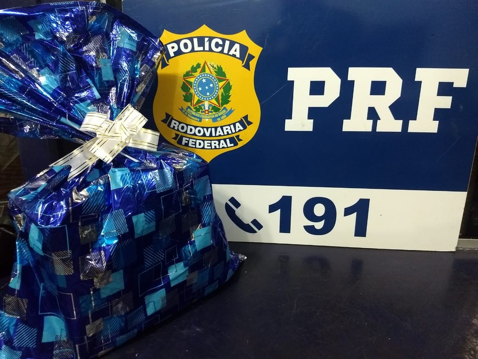 Droga estava embrulhada em papel de presente para burlar fiscalizaÃ§Ã£o â€” Foto: PRF/DivulgaÃ§Ã£o