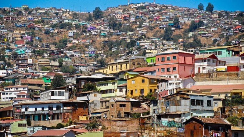 A pobreza no Chile é visível em várias cidades, como Valparaíso (Foto: Getty Images via BBC News)
