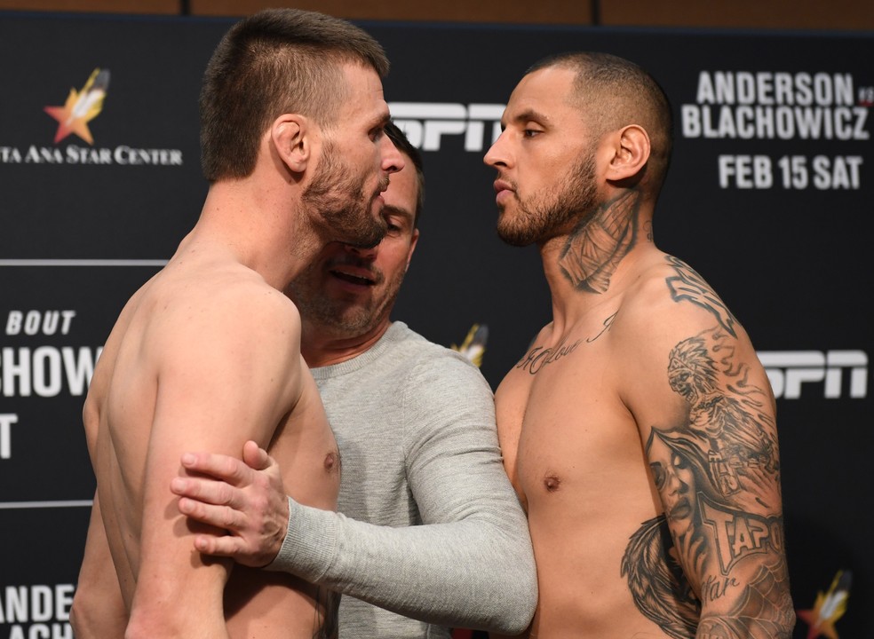 Tim Means (esq.) e Daniel Rodriguez (dir.) fizeram encarada quente na pesagem do UFC Rio Rancho — Foto: Josh Hedges/Getty Images