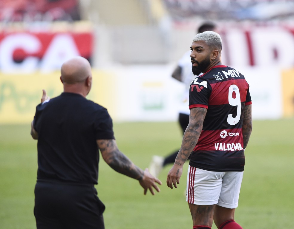 Sampaoli gesticula com Gabigol — Foto: André Durão