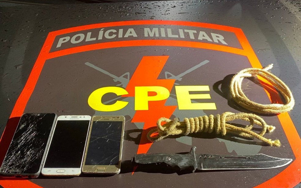 Celulares, faca e cordas apreendidas com o homem suspeito de agredir e amarrar a namorada em Rio Verde, Goiás — Foto: Reprodução/Polícia Militar