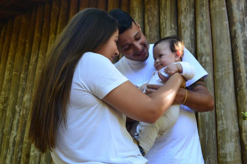 Casal em Lins junto com o pequeno João Miguel, que nasceu com síndrome de down. — Foto: Arquivo Pessoal 