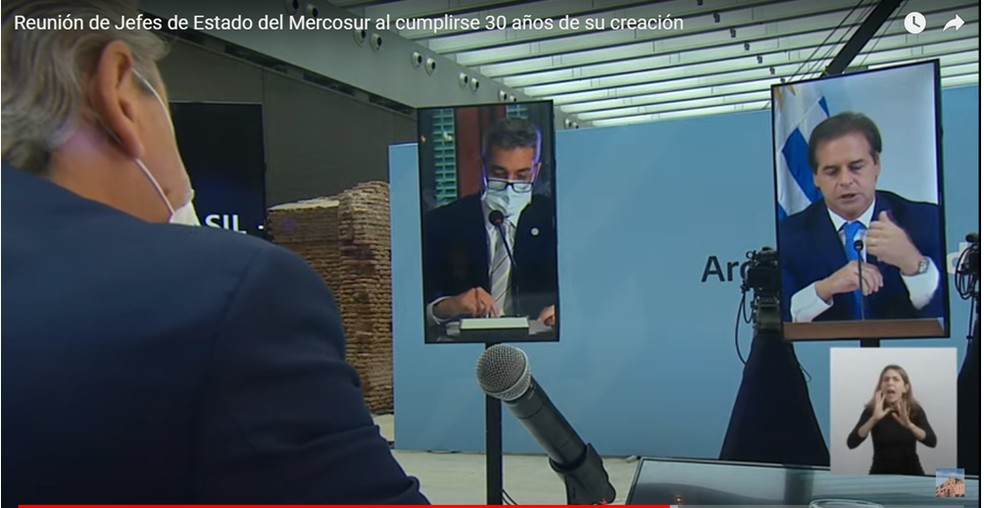 Presidente Alberto Fernández (de costas) interage com os presidentes do Paraguai, Mario Abdo (ao centro) e do Uruguai, Lacalle Pou (à direita), enquanto não tem ninguém na tela do Brasil (à esquerda), já que Bolsonaro tinha ido embora — Foto: Reprodução