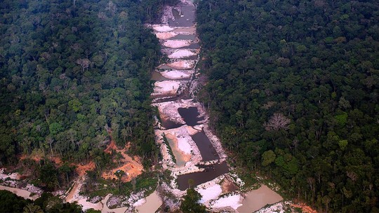Além do meio ambiente, garimpo ilegal na Amazônia bloqueava suprimentos e equipes médicas