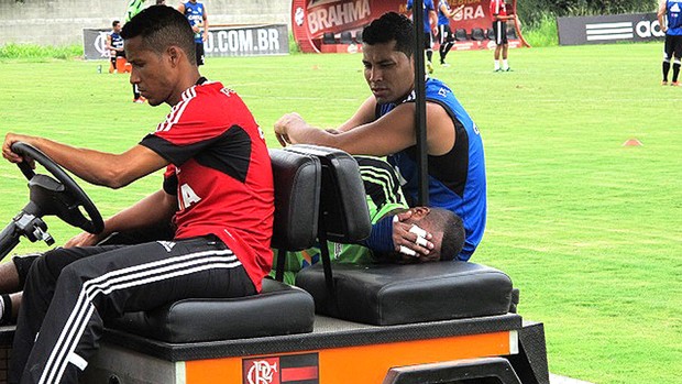 Titular do Flamengo se machuca em treino no Ninho e deixa o gramado chorando