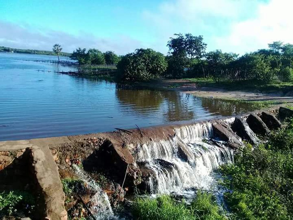 Barragem do açude Colina, em Quiterianópolis, sangrou neste fim de semana (Foto: Arquivo pessoal)