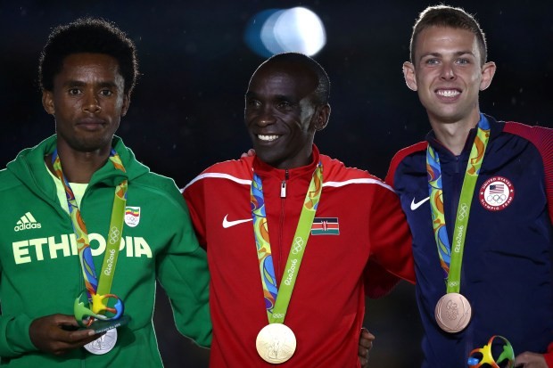 Campeões da maratona masculina da Rio 2016 com suas medalhas (Foto: Ezra Shaw/Getty Images)