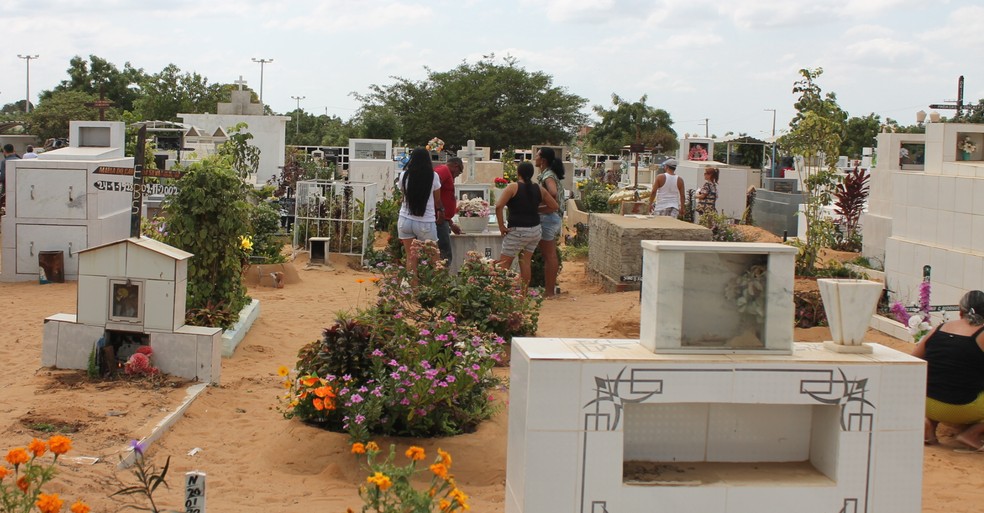 O corpo do PM será sepultado no Cemitério Campo da Paz, no bairro Henrique Leite (Foto: Emerson Rocha)