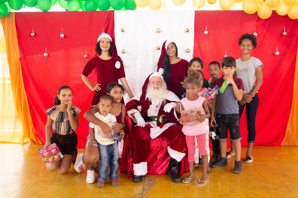 Papai Noel entregou presentes para crianças  — Foto: Jackyi Brito/Divulgação