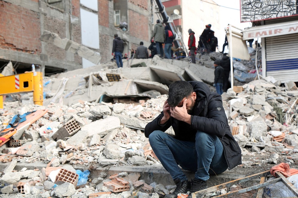 Prédio destruído após terremoto em Diyarbakir, Turquia, nesta quarta-feira (8) — Foto: Sertac Kayar/Reuters