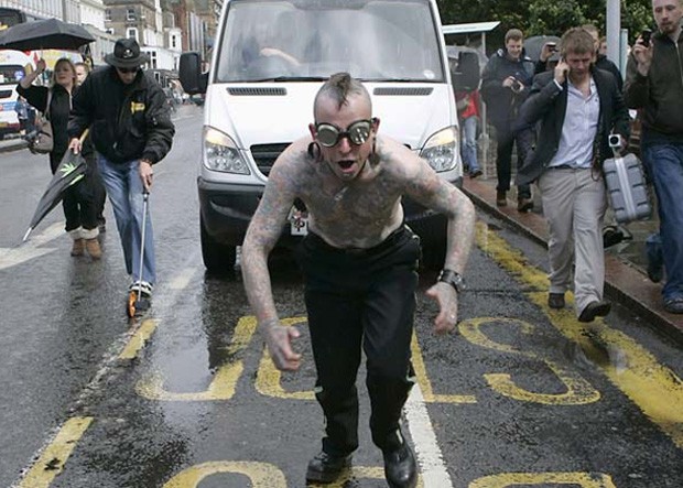 Hannibal Helmurto puxa uma van com ganchos presos às suas costas em Edimburgo, na Escócia (Foto: David Moir/Reuters)