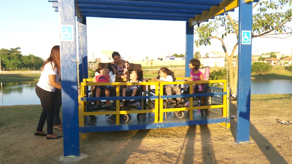 CrianÃ§as se divertem no novo espaÃ§o adaptado para lazer.  â Foto: Rede AmazÃ´nica/ReproduÃ§Ã£o